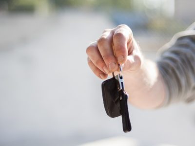 car_buying_car_key_car_purchase_car_sell_hand_key_macro_man-919232